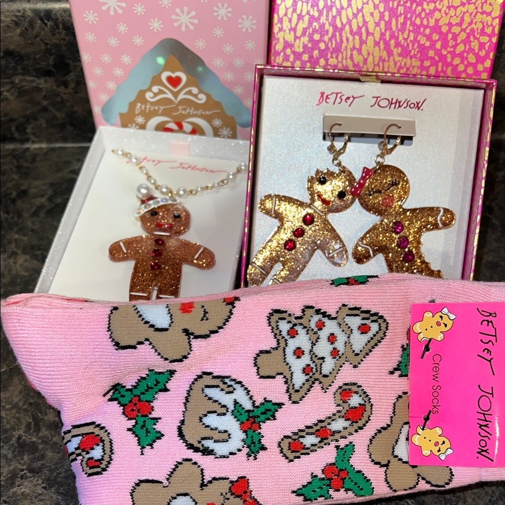 Betsey Johnsonā Glittery Gingerbread Christmas Jewelry Set
